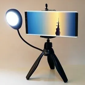 Earldom (ET-ZP15) 360 Degree Rotate Mini Smartphone Tripod with Selfie Lamp