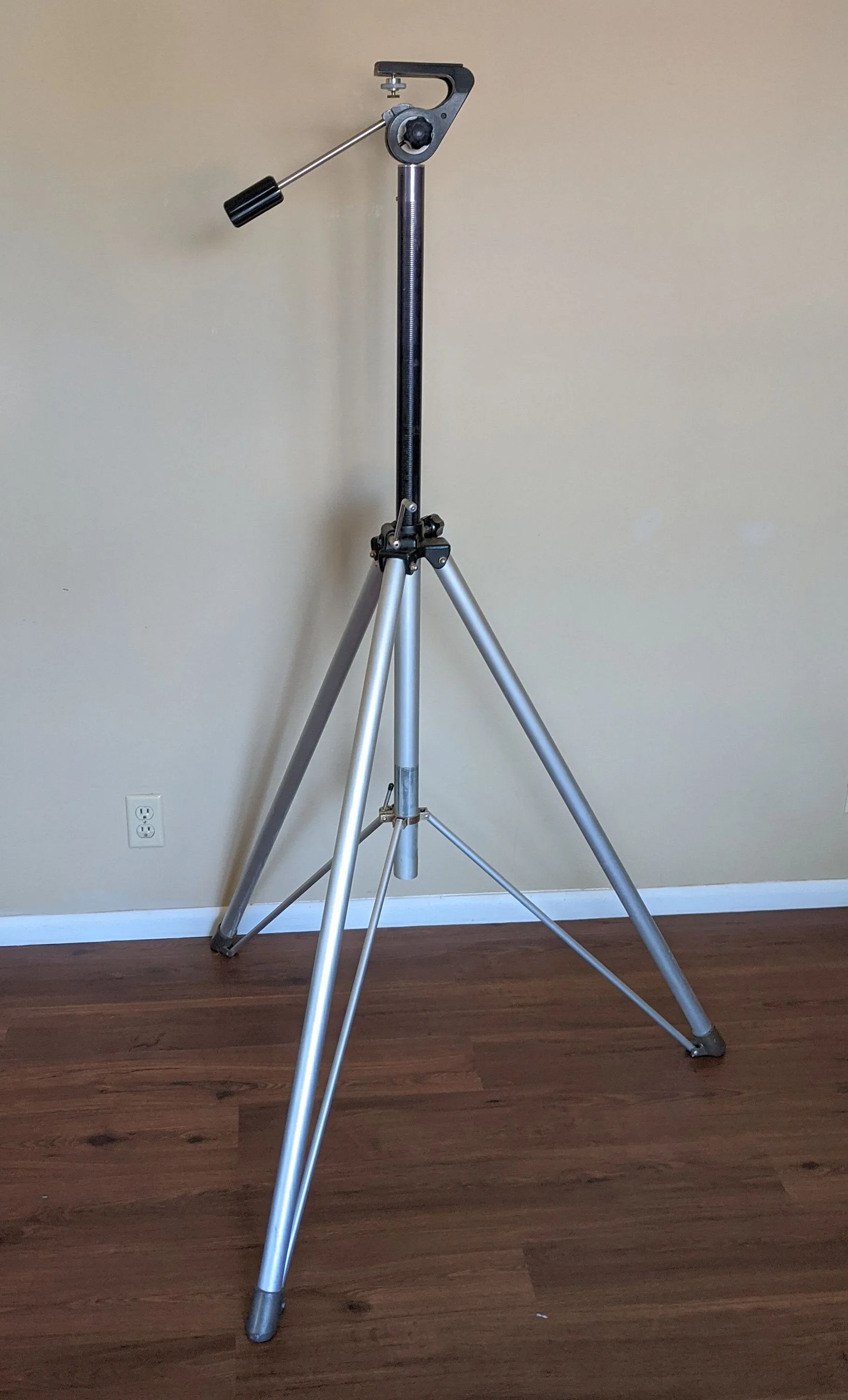 Smith-Victor HD High-Boy Professional Tripod With Large Pan/Tilt head F*S